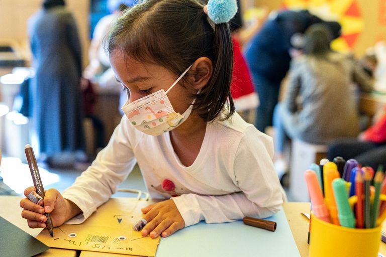 ورشة صنع الدمى بجناح إسبانيا في إكسبو