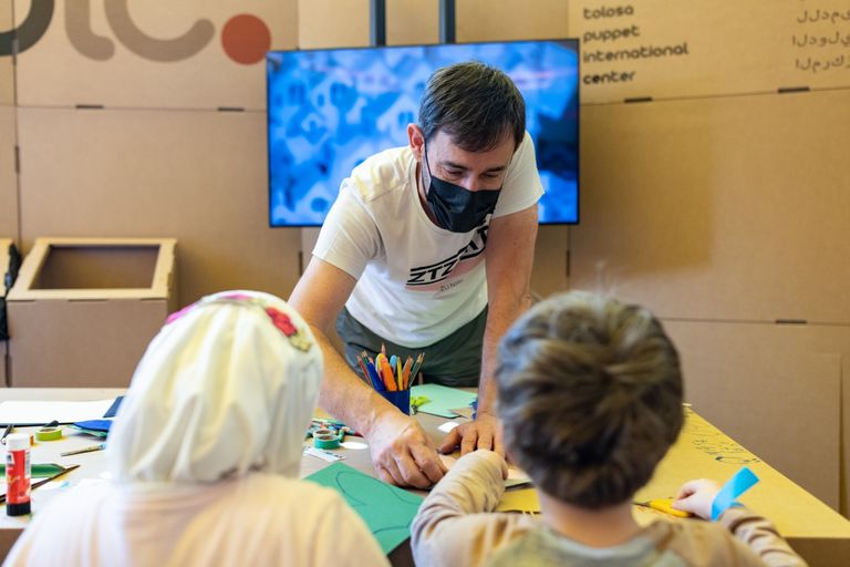 ورشة صنع الدمى بجناح إسبانيا في إكسبو