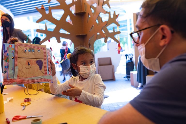 ورشة صنع الدمى بجناح إسبانيا في إكسبو