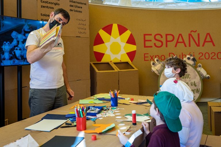 ورشة صنع الدمى بجناح إسبانيا في إكسبو