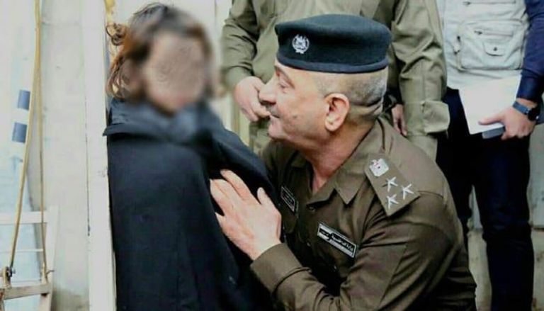 قائد في الشرطة العراقية يحتضن الطفلة ذات الـ7 سنوات