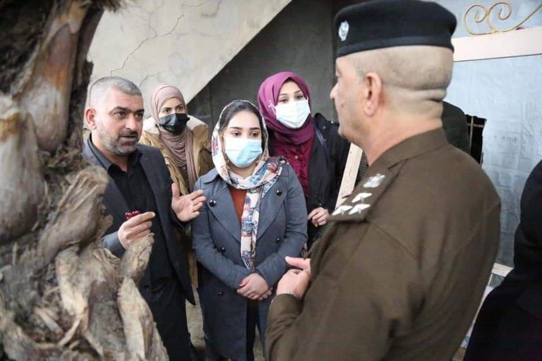 قائد في الشرطة العراقية يحتضن الطفلة ذات السنوات الـ7