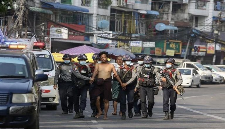 قوات الأمن في ميانمار خلال اعقال أحد الأشخاص-أ.ف.ب