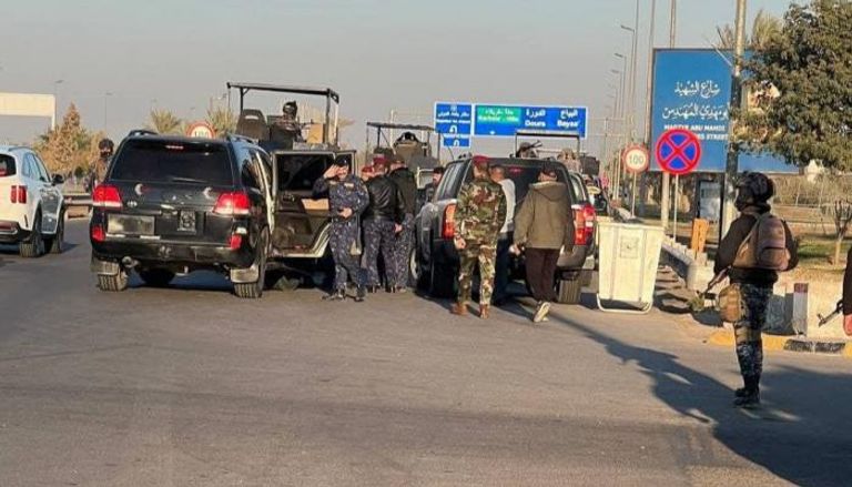 حاجز أمني لمنع أنصار مليشيات الحشد اقتحام مطار بغداد
