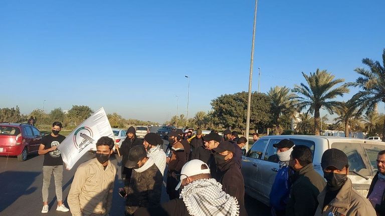 حاجز أمني لمنع أنصار مليشيات الحشد من اقتحام مطار بغداد