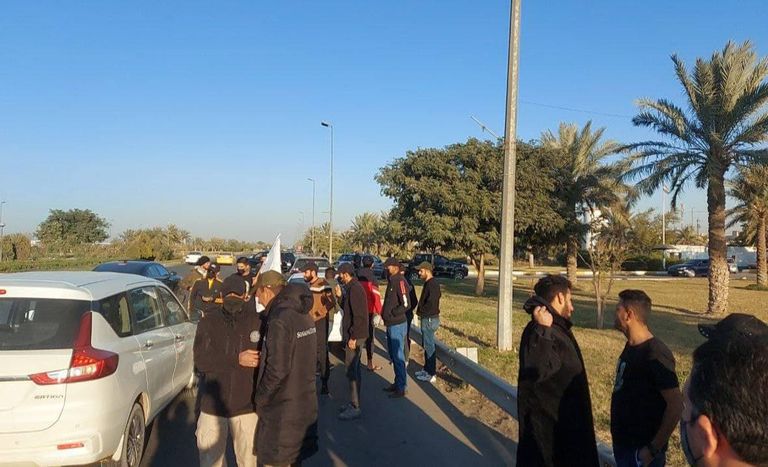 حاجز أمني لمنع أنصار مليشيات الحشد من اقتحام مطار بغداد