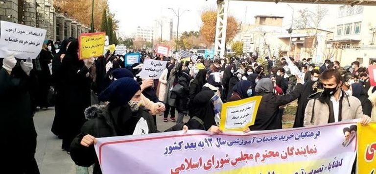 جانب من احتجاجات المتقاعدين في إيران