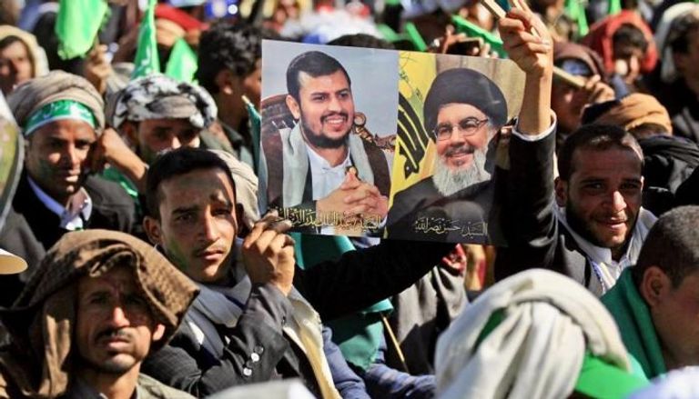 أنصار الحوثي يرفعون صور زعيم حزب الله اللبناني - أرشيفية