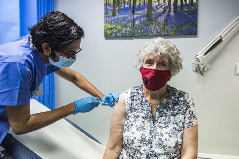 شخص يحصل على لقاح كورونا