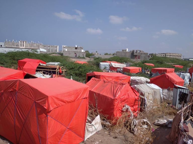 طفلة داخل أحد مخيمات اللاجئين في مأرب