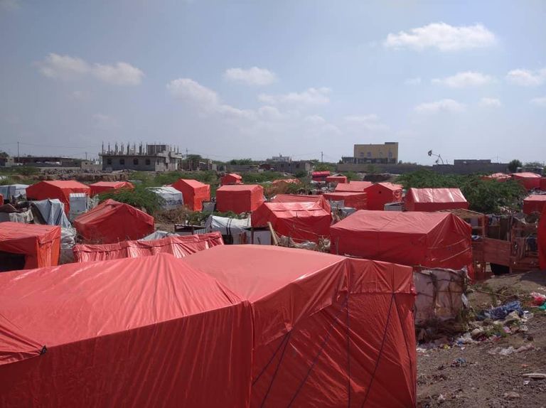 طفلة داخل أحد مخيمات اللاجئين في مأرب