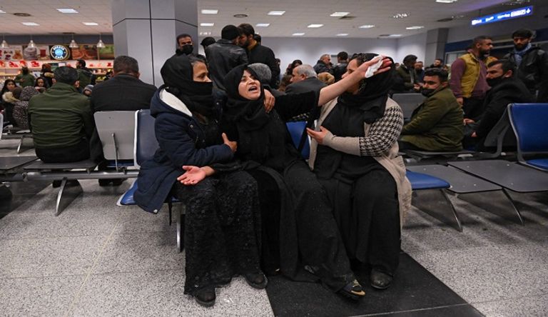سيدة كردية تبكي أحد ضحايا عبور المانش - الفرنسية