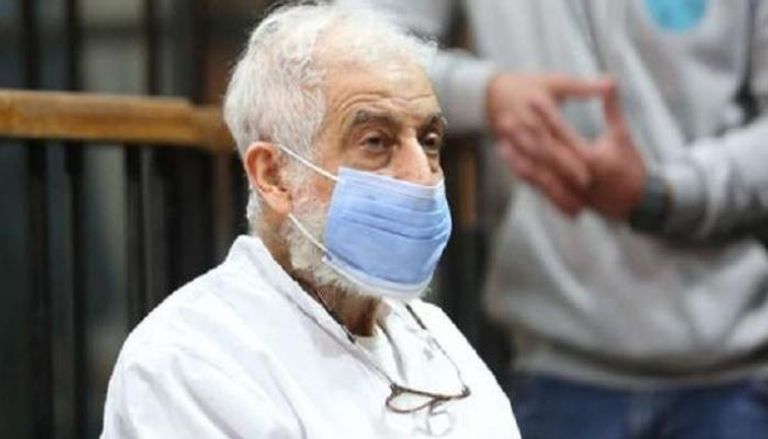 القائم بأعمال مرشد الإخوان محمود عزت خلال إحدى جلسات محاكمته - أرشيفية