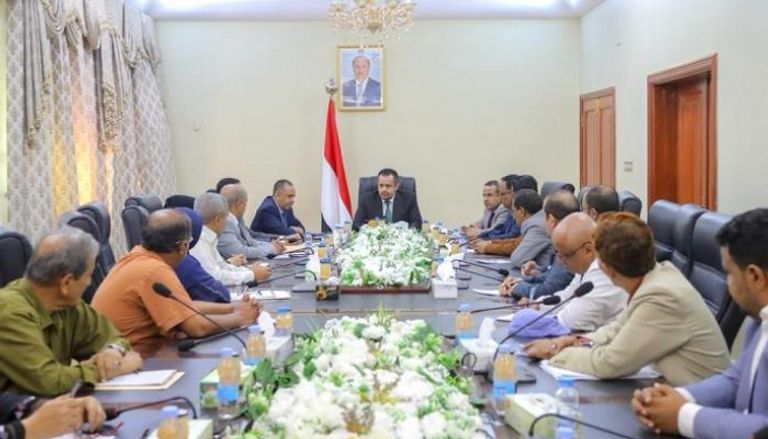  رئيس الحكومة اليمنية خلال اجتماعه مع عدد من مسؤولي الاقتصاد