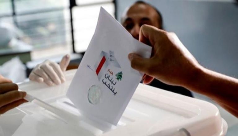 لبناني يقترع في الانتخابات النيابية - أرشيفية