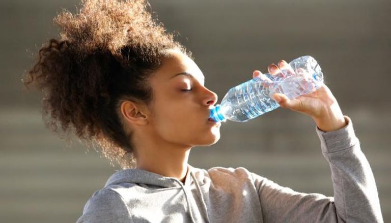 شرب الماء يزيد من نعومة ونضارة البشرة