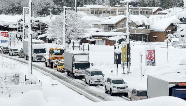 شلل مروري بسبب الثلوج في أحد شوارع اليابان