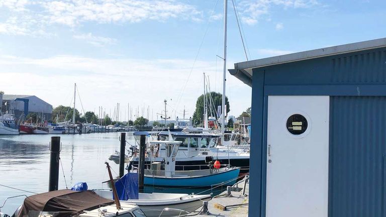 طوابير الحصول على شطائر الأسماك بخليج لوبيك تظهر في الصيف