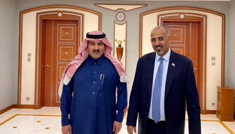 جانب من لقاء رئيس المجلس الانتقالي والسفير السعودي لدى اليمن