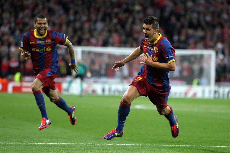 ديفيد فيا بقميص برشلونة ومعه داني ألفيس فيران توريس لاعب برشلونة الجديد