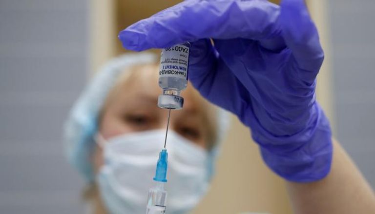 طبيبة تعد حقنة للتطعيم ضد فيروس كورونا