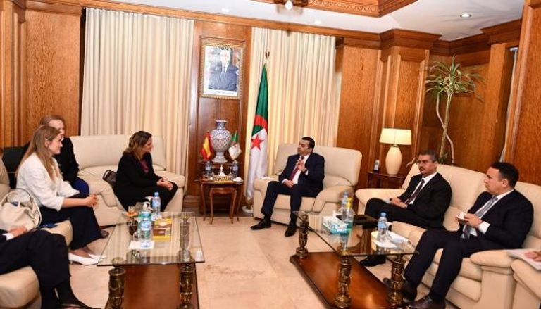 جانب من المباحثات بين وزير الطاقة الجزائري ووزيرة البيئة الإسبانية مقر شركة سوناطراك النفطية الجزائرية - أرشيفية