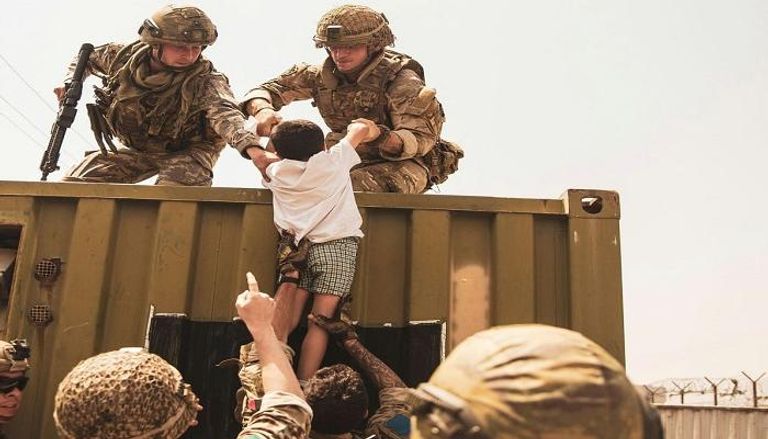 لحظة إجلاء طفل أفغاني