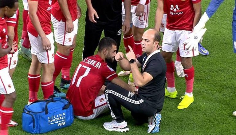 إصابة عمرو السولية عمرو السولية لاعب الأهلي المصري