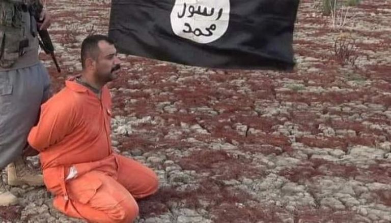 الضابط العراقي قبل تصفيته من قبل تنظيم داعش