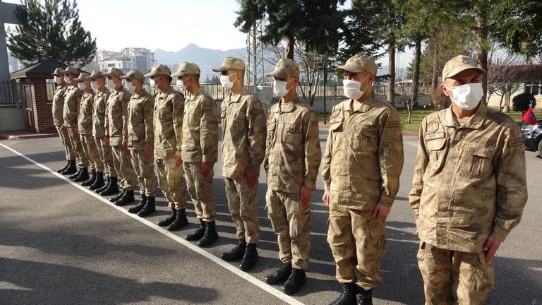 التوائم الستة بالزي العسكري