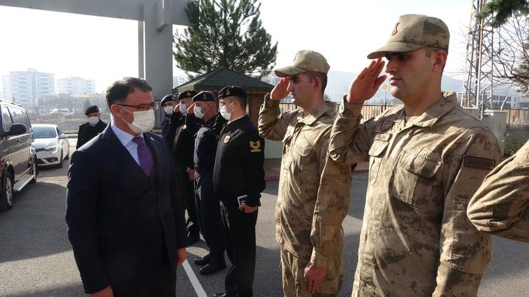 التوائم الستة بالزي العسكري