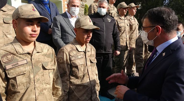 التوائم الستة بالزي العسكري