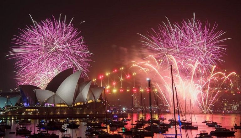 الألعاب النارية المبهرة في سيدني تجذب الآلاف كل عام