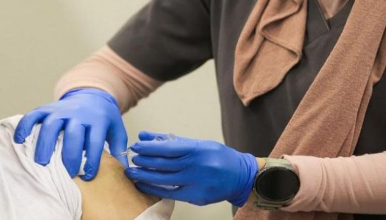  حملة التطعيم ضد كورونا تتواصل في الإمارات 