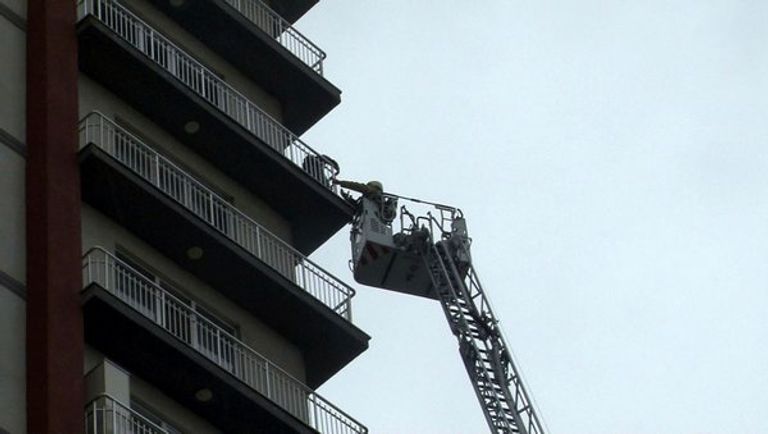 حريق المجمع السكني والسكان يستغيثون من الشرفات