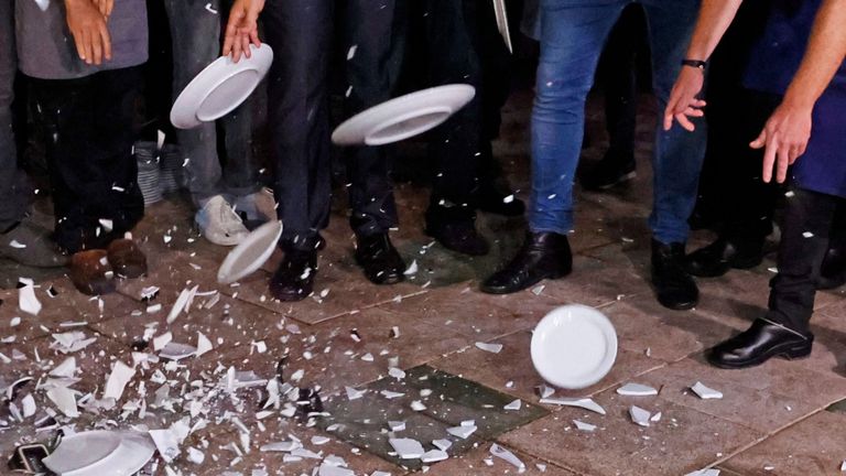 العائلات اليونانية تعلق البصل على الباب