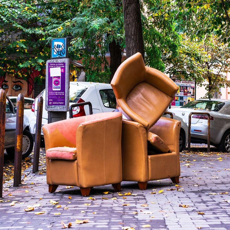 العائلات اليونانية تعلق البصل على الباب