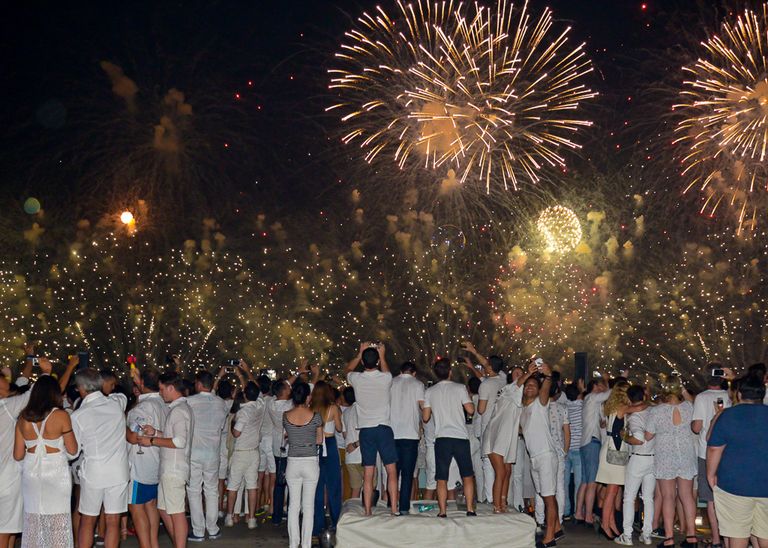 العائلات اليونانية تعلق البصل على الباب