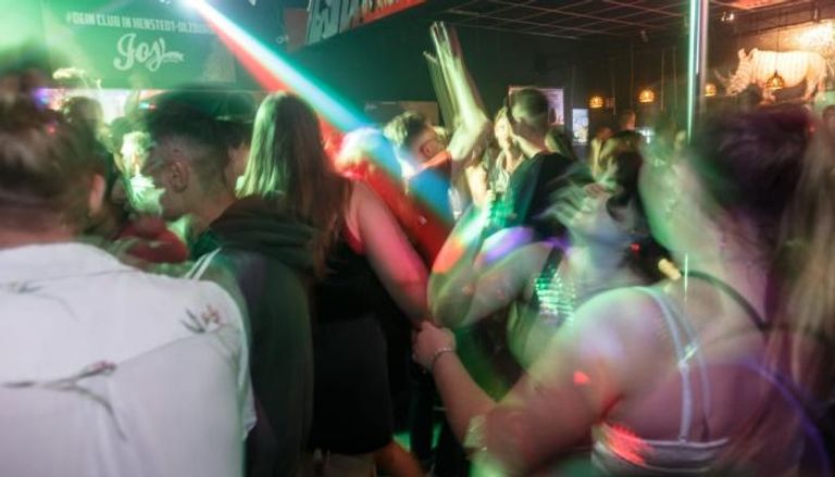 حفلة في أحد الملاهي الليلية الألمانية