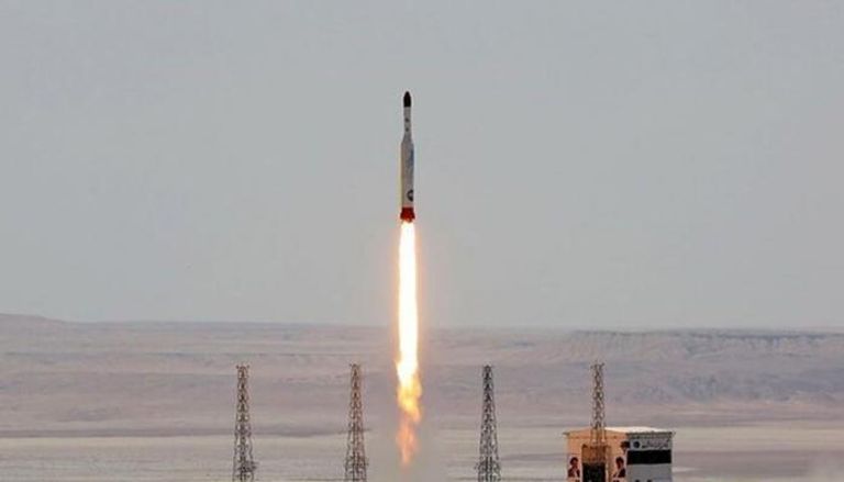 إيران تطلق صاروخا حاملا لأقمار صناعية