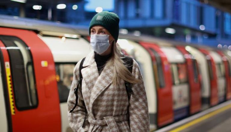 فتاة ترتدي كمامة للوقاية من فيروس كورونا في لندن