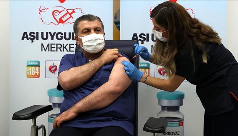 وزير الصحة التركي خلال تلقي التطعيم باللقاح المحلي