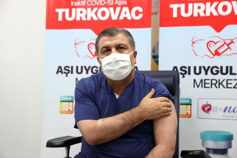وزير الصحة التركي خلال تلقي التطعيم باللقاح المحلي