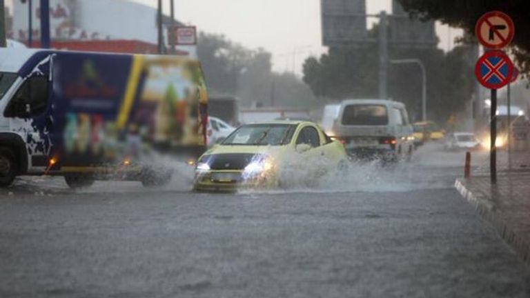 مياه الأمطار تغرق شوارع المدينة