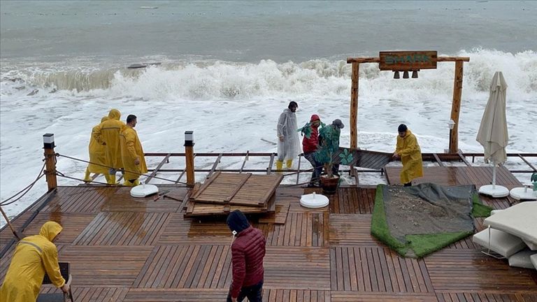 مياه الأمطار تغرق شوارع المدينة