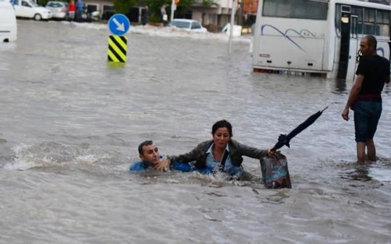 مياه الأمطار تغرق شوارع المدينة