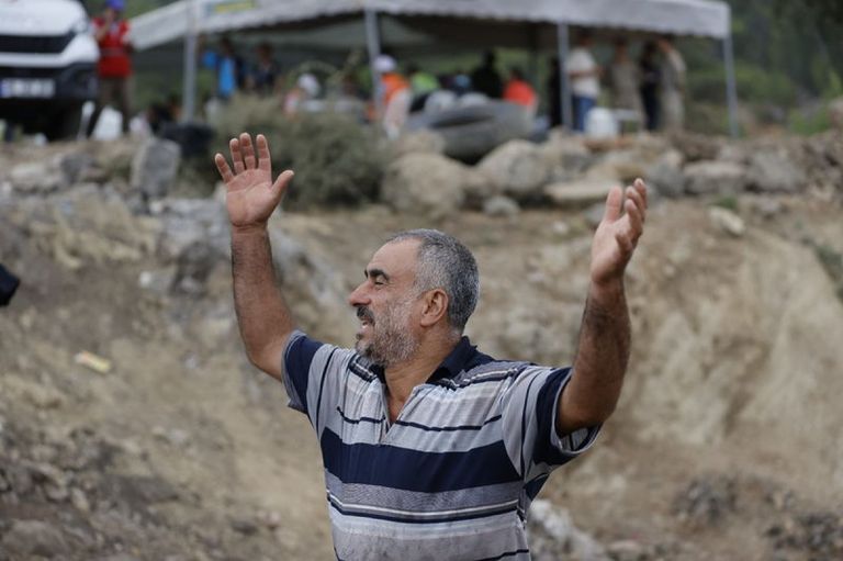 مياه الأمطار تغرق شوارع المدينة