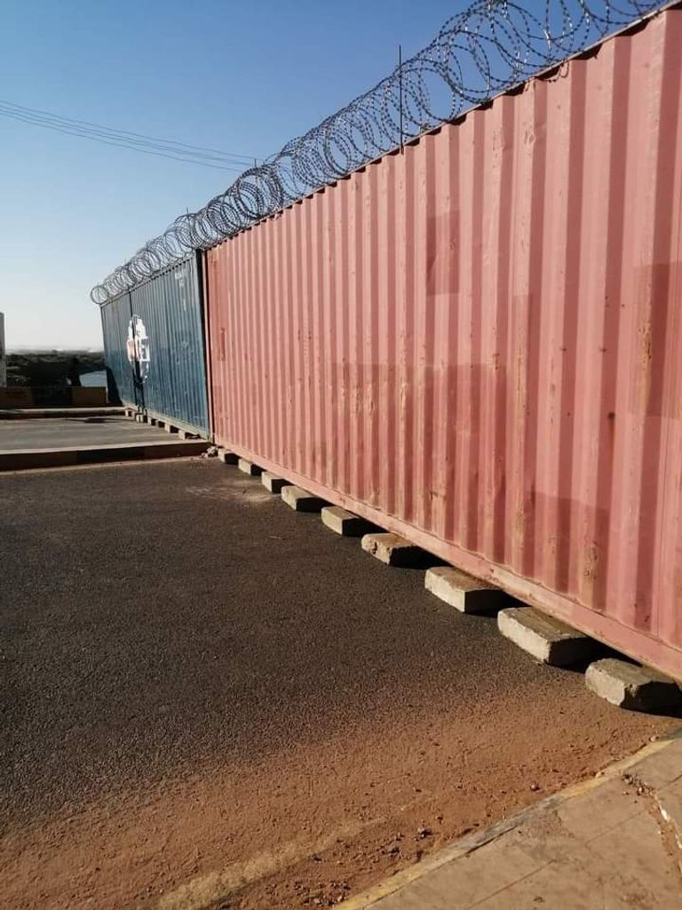 غلق طريق رئيسي بالحاويات في السودان