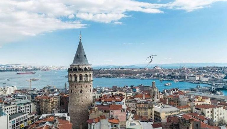 برج "غلاطة" التاريخي بمدينة إسطنبول ومن خلفه البسفور