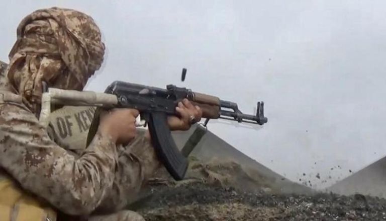 جندي بالجيش اليمني في جبهة الكسارة بمأرب